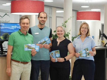 von rechts: Vorstand des Gewerbeverbunds Siegsdorf, Dr. Jürgen Leikert, der neue Leiter der Touristinformation Siegsdorf, Herr Bernhard Turk, Stellvertretende Leiterin der Touristinformation Siegsdorf, Frau Susanne Havel und 2. Vorständin des Gewerbeverbunds Siegsdorf, Frau Martina Dobler präsentieren die neuen Gutscheine des Gewerbeverbunds Siegsdorf.